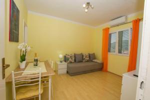salon z kanapą i stołem w obiekcie Apartment Neno w mieście Sutomišćica