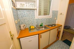 mała kuchnia ze zlewem i blatem w obiekcie Apartment Neno w mieście Sutomišćica