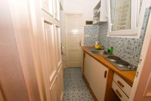 mała kuchnia ze zlewem i blatem w obiekcie Apartment Neno w mieście Sutomišćica +12 zdjęć