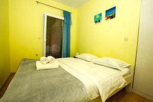 sypialnia z łóżkiem i ręcznikami w obiekcie Apartment Neno w mieście Sutomišćica