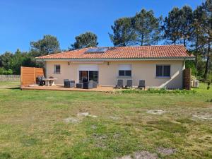 a house with a large yard in front of it at Maison familiale avec jardin à Lit-et-Mixe, 100 m² in Lit-et-Mixe