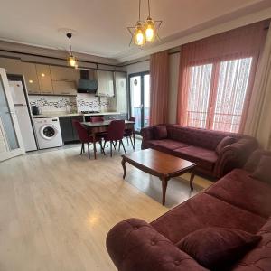 Kuchyň nebo kuchyňský kout v ubytování Shahin Golden Hotel الصقر الذهبي للشقق الفندقية