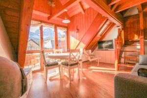 una sala da pranzo con tavolo e sedie in una cabina di El Betato a Tramacastilla de Tena