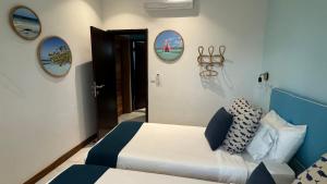 En eller flere senger på et rom på Blue Ocean Suites & Apartments