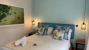 En eller flere senger på et rom på Blue Ocean Suites & Apartments