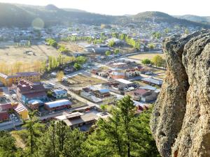 uma vista para uma cidade a partir de uma montanha em Hotel Ecológico Temazcal em Creel