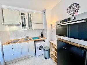 Kuchyňa alebo kuchynka v ubytovaní Studio Vue Mer, Piscine, 5 Mn Monaco Et Plages