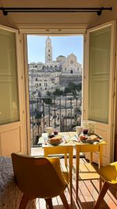 Habitación con mesa y vistas a la ciudad en Roseus La Casa Vacanze nei Sassi, en Matera