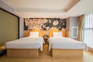 Postel nebo postele na pokoji v ubytování IU Hotels·GuiYang North Railway Station Dream City + 231 fotografií