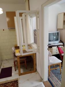 TV a/nebo společenská místnost v ubytování Home in flowers