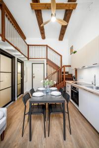 Un comedor con una mesa y sillas en una cocina. en La Marne, Charming duplex in the heart of downtown Menton, en Menton