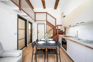 Una cocina y un comedor con mesa y sillas. en La Marne, Charming duplex in the heart of downtown Menton, en Menton 22 fotos más