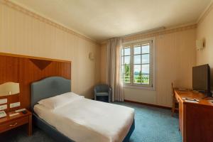 A television and/or entertainment centre at Phi Hotel Astoria