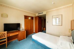 A television and/or entertainment centre at Phi Hotel Astoria