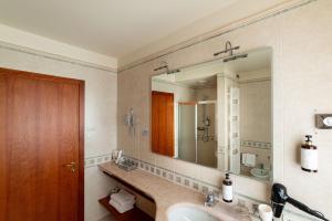 A bathroom at Phi Hotel Astoria