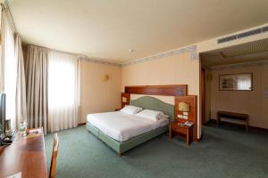 A bed or beds in a room at Phi Hotel Astoria