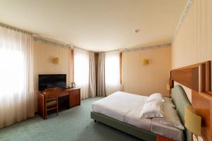 A television and/or entertainment centre at Phi Hotel Astoria