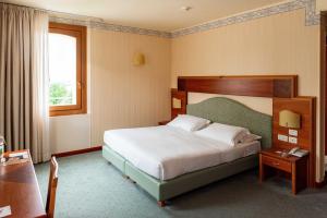A bed or beds in a room at Phi Hotel Astoria