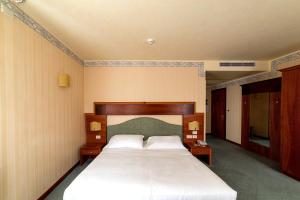 A bed or beds in a room at Phi Hotel Astoria