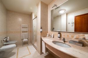A bathroom at Phi Hotel Astoria
