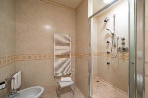 A bathroom at Phi Hotel Astoria