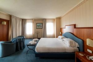 A bed or beds in a room at Phi Hotel Astoria