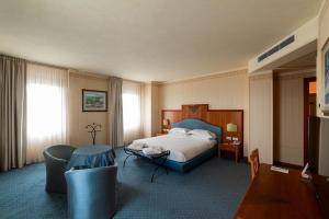 A bed or beds in a room at Phi Hotel Astoria
