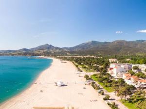 アルジェレス・シュル・メールにあるAppartement proche merの海上ボートでビーチを望めます。