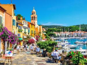 アルジェレス・シュル・メールにあるAppartement proche merのマリーナ近くの路上でテーブルに座っている人々のグループ