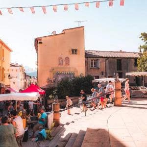 アルジェレス・シュル・メールにあるAppartement proche merの市場を歩く人々