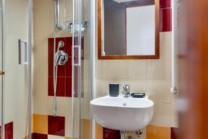 Ένα μπάνιο στο San Lorenzo Studio Flat +14 φωτογραφίες