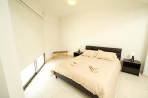Postel nebo postele na pokoji v ubytování Halcyon Central Apartment