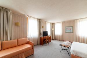 A television and/or entertainment centre at Phi Hotel Astoria