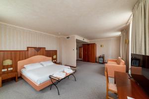A bed or beds in a room at Phi Hotel Astoria