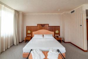 A bed or beds in a room at Phi Hotel Astoria
