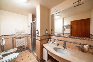 A bathroom at Phi Hotel Astoria