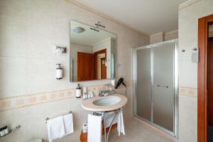 A bathroom at Phi Hotel Astoria