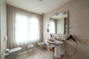 A bathroom at Phi Hotel Astoria