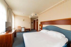 A bed or beds in a room at Phi Hotel Astoria