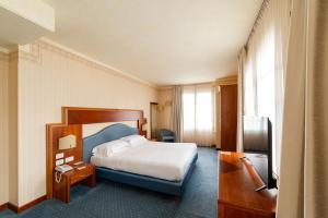 A bed or beds in a room at Phi Hotel Astoria