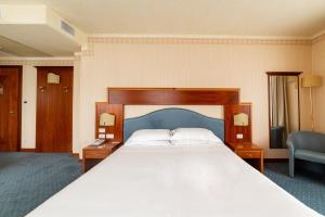 A bed or beds in a room at Phi Hotel Astoria
