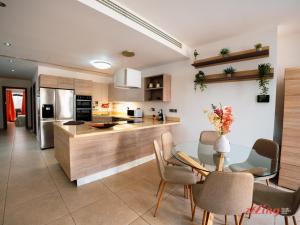 a kitchen and dining room with a table and chairs at Marsaskala Duplex with Private Patio Near Promenade in Tas-Sienja