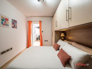 Postel nebo postele na pokoji v ubytování Marsaskala Duplex with Private Patio Near Promenade