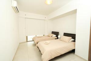 Postel nebo postele na pokoji v ubytování Halcyon Central Apartment