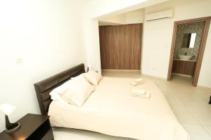 Postel nebo postele na pokoji v ubytování Halcyon Central Apartment