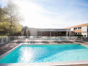 Bazén v ubytování Novotel Saint Avold nebo v jeho okolí