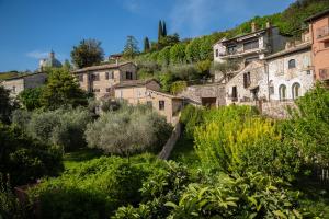 a village in the mountains with trees and bushes at Hotel Belvedere in Assisi