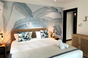 En eller flere senger på et rom på Blue Ocean Suites & Apartments