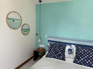 En eller flere senger på et rom på Blue Ocean Suites & Apartments