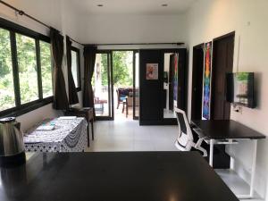 トンサラにあるSimurg Homeのテーブルと椅子と窓のあるリビングルーム